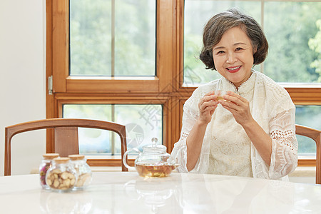 绝望的女人喝茶休闲老年女性背景