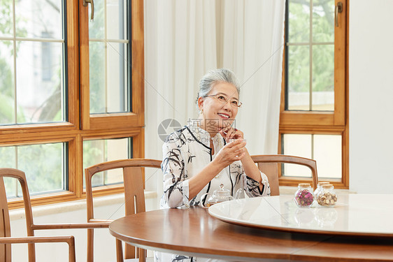 喝茶的老年人形象图片