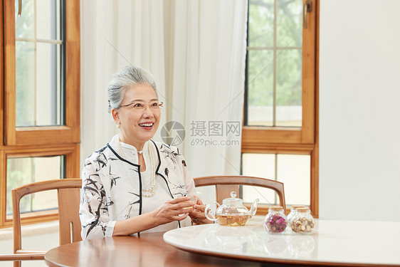 客厅喝茶的老年人图片