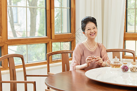 居家喝茶的老年女性图片