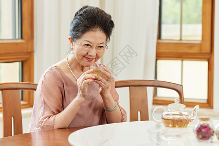 品茶的老年人图片