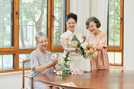 老年女性闺蜜聚会一起插花图片