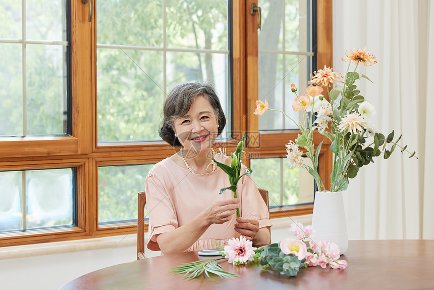 居家插花的老年女性形象图片