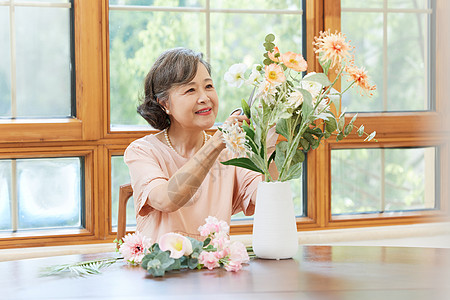 闺蜜喝茶居家插花的老年女性背景