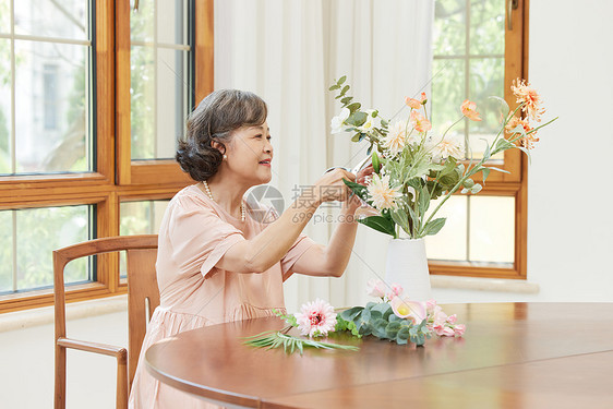 插花的老年女性图片