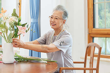 独自插花的老年女性图片