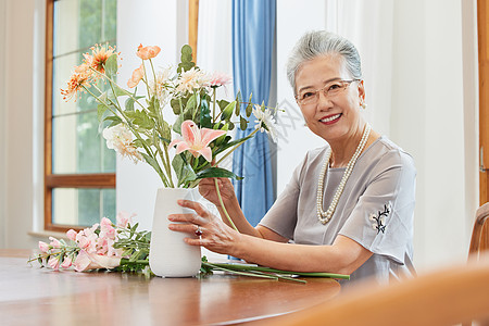 插花的老年女性形象图片