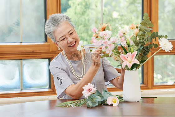 学习插花的老年女性图片