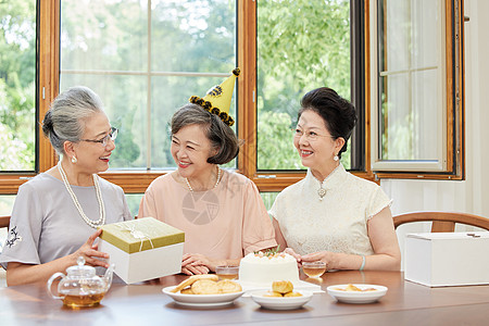 老年人生日聚会送礼物图片