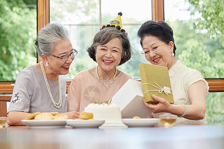 老年人生日聚会打开礼物图片