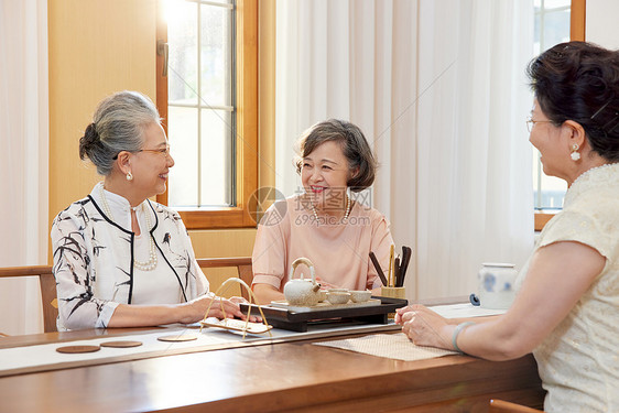 老年女性聚会一起喝茶图片