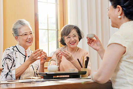 老年女性聚会聊天喝茶图片