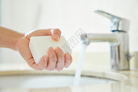 使用肥皂洗手特写图片