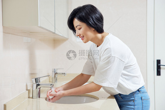 青年女性卫生间洗手图片
