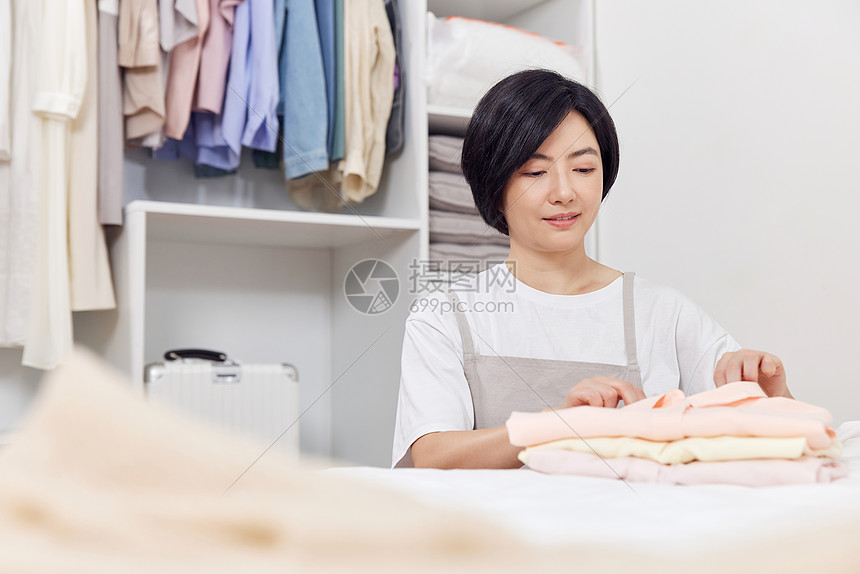 女人整理收纳衣物图片
