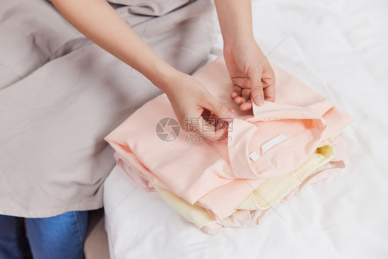 女性整理衣服特写图片