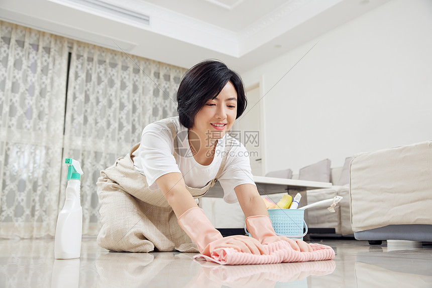 打扫地板的居家女青年图片