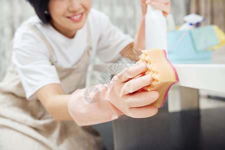 居家女性打扫客厅卫生特写图片