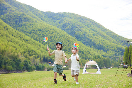 快乐的孩子们手拿风车奔跑图片