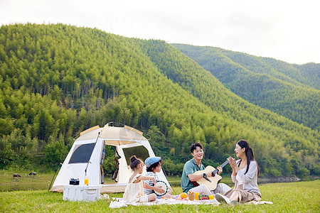 一家人户外露营休闲图片