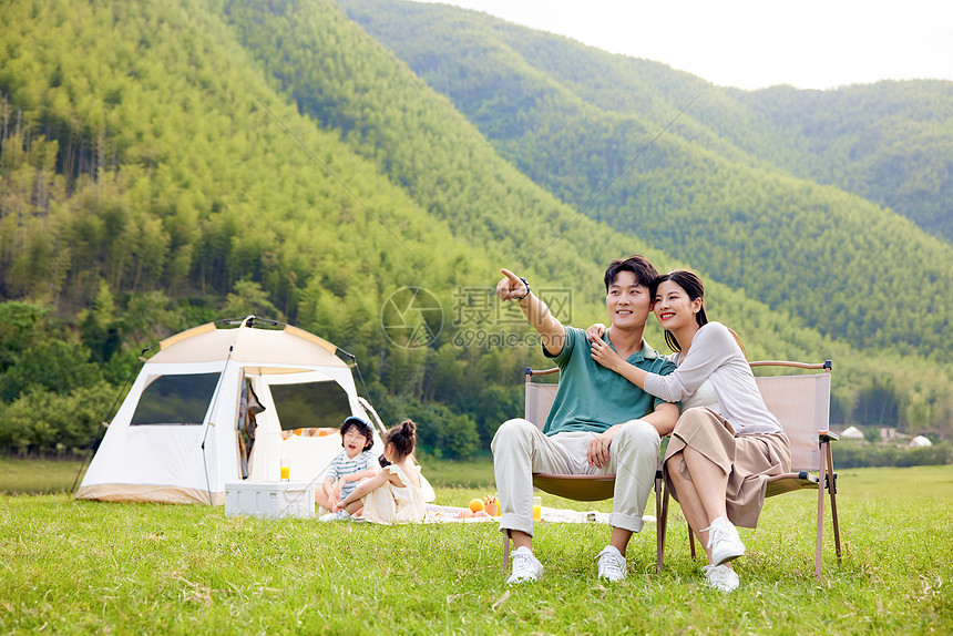 陪伴孩子户外露营的夫妻图片