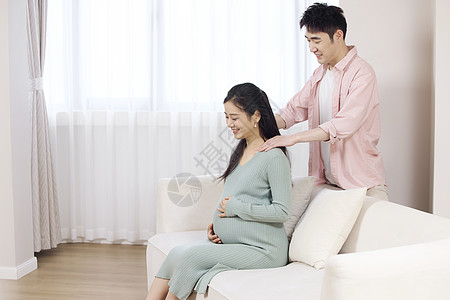 年轻丈夫给怀孕的妻子按摩身体高清图片