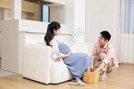 青年男士给怀孕的妻子洗脚图片