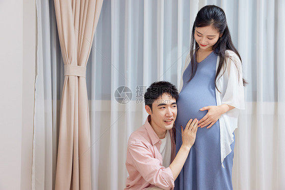 青年奶爸听怀孕妻子胎动图片