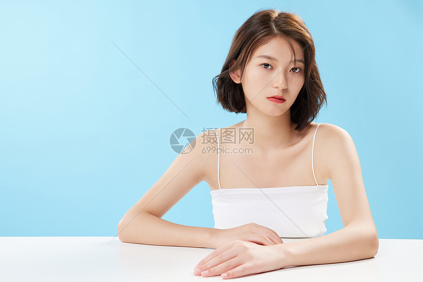 年轻的美女美容护肤图片