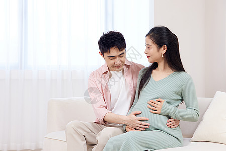 怀孕妈妈丈夫抚摸怀孕的妻子背景