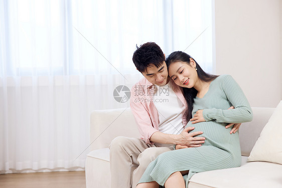 怀孕的恩爱甜蜜夫妻图片