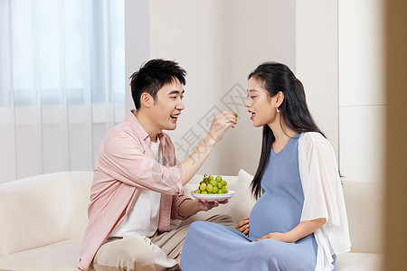 丈夫给怀孕的妻子吃葡萄图片