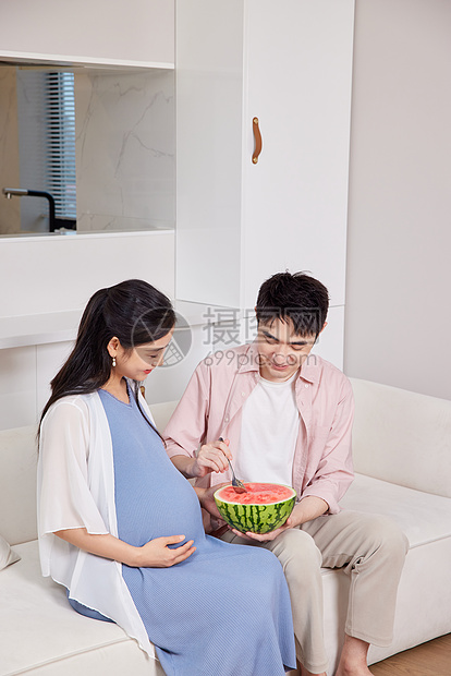 丈夫照顾怀孕的妻子吃西瓜图片