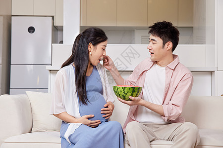 居家怀孕夫妻吃西瓜图片
