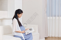 年轻美女孕妇居家看书图片
