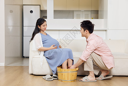 给别人洗脚图片