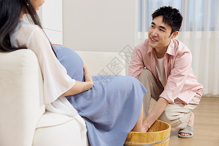 年轻男士给怀孕的妻子洗脚图片