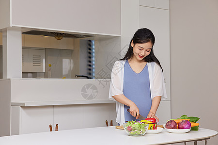 健康饮食的居家孕妇图片