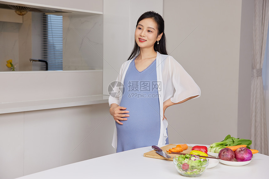 年轻美女孕妇健康饮食图片