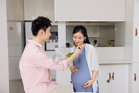 丈夫为怀孕的妻子准备健康美食图片