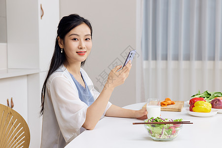 年轻怀孕美女居家健康饮食图片