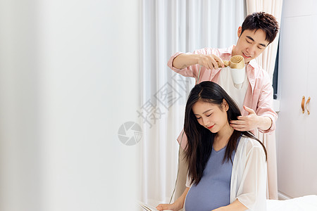 年轻男士照顾怀孕的妻子图片