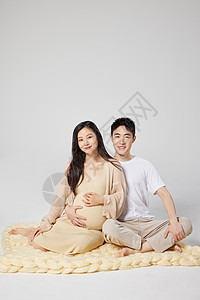 幸福的年轻夫妻孕照写真图片