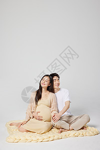 年轻的夫妻孕照写真背景图片