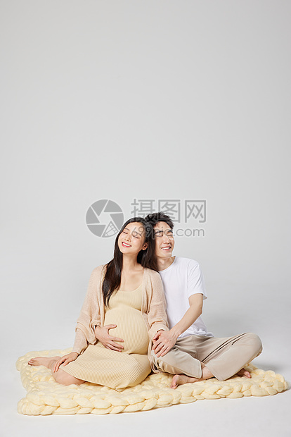 年轻的夫妻孕照写真图片