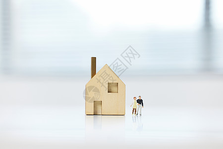 桌上的房屋模型与创意小人图片