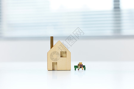 桌上的房屋模型与创意小人模型背景图片