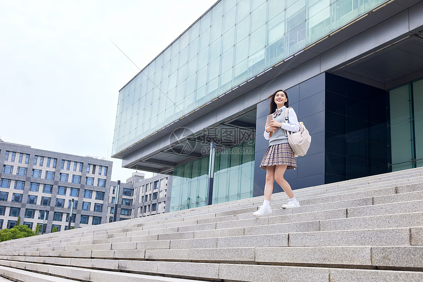 年轻女学生放学图片