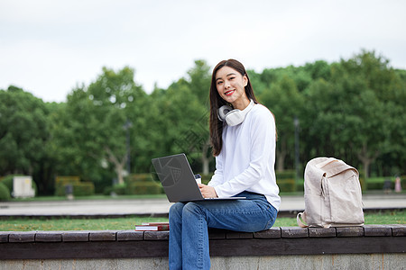 女大学生户外线上学习图片