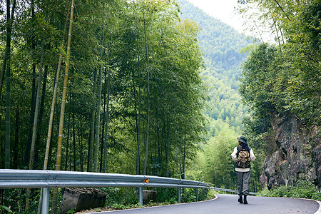 公路美女文艺年轻美女户外徒步背影背景